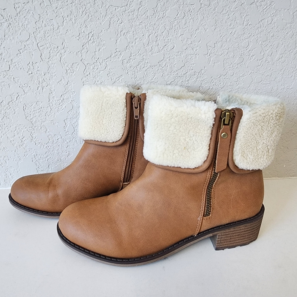 St John's Bay Cozy Tan Ankle Boots with Faux Fur Lining size 7